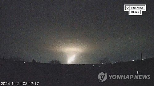 러시아 IRBM이 떨어진 드니프로 상공에서 관측된 섬광[AFP 연합뉴스 자료사진. 재판매 및 DB 금지] / 사진 = 연합뉴스