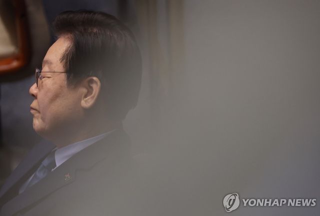 더불어민주당 이재명 대표가 14일 국회 본회의에 참석, 굳은 표정을 짓고 있다.내일은 이 대표의 공직선거법 사건 1심 선고가 예정되어 있다. 2024.11.14 / 사진 = 연합뉴스