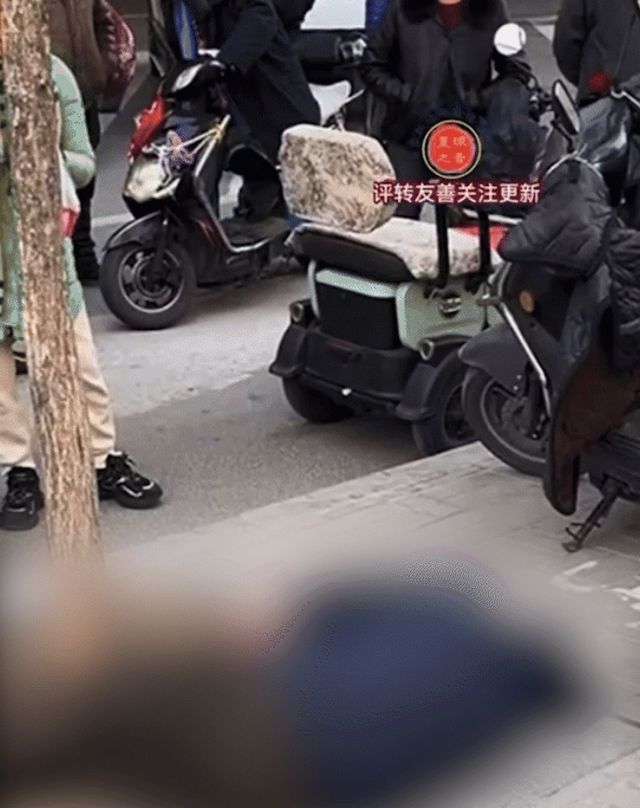 길에 쓰러져 발작을 일으키는 노인을 아무도 돕지 않는 장면이 안타까움을 자아낸다.(사진=웨이보) *재판매 및 DB 금지 *재판매 및 DB 금지 *재판매 및 DB 금지 / 사진 = 뉴시스