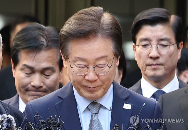 더불어민주당 이재명 대표가 15일 오후 서울 서초구 서울중앙지법에서 열린 공직선거법 위반 혐의 관련 1심 선고 공판을 마친 뒤 법원 청사를 나서고 있다.이날 서울중앙지법 형사합의34부(한성진 부장판사)는 공직선거법 위반 혐의로 불구속기소된 이 대표에게 징역 1년에 집행유예 2년을 선고했다. 2024.11.15 / 사진 = 연합뉴스