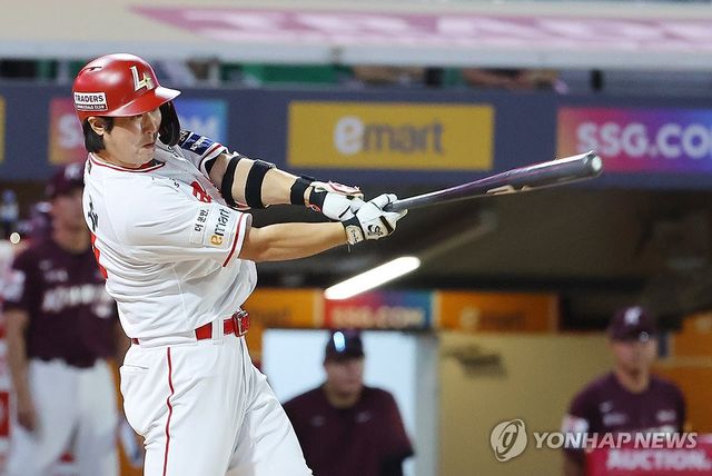 30일 오후 인천 SSG랜더스필드에서 열린 2024 프로야구 KBO리그 키움 히어로즈와 SSG 랜더스의 경기. 1회 말 1사 2루 상황 SSG 최정이 안타를 치고 있다. 2024.9.30 / 사진 = 연합뉴스