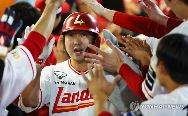 30일 오후 인천 SSG랜더스필드에서 열린 2024 KBO리그 LG 트윈스와 SSG 랜더스의 경기. 6회 말 무사 1루 상황에서 SSG 최정이 역전 투런홈런을 친 뒤 동료들의 축하를 받고 있다. 2024.5.30 / 사진 = 연합뉴스