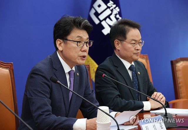 더불어민주당 진성준 정책위의장이 4일 국회에서 예산안 심사방향 관련 기자간담회를 하고 있다. 2024.11.4 / 사진 = 연합뉴스