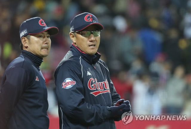 2018년 롯데 자이언츠 감독으로 활동하던 조원우 코치(오른쪽) / 사진 = 연합뉴스