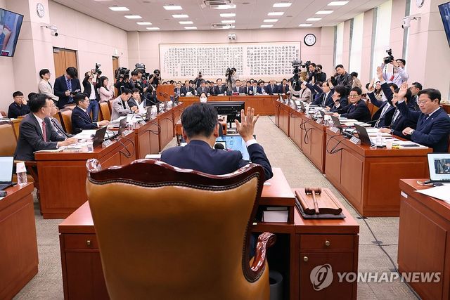 4일 오후 서울 여의도 국회에서 열린 법제사법위원회 전체회의에서 '윤석열 대통령 배우자 김건희의 주가조작 사건 등의 진상규명을 위한 특별검사 임명 등에 관한 법률안'이 표결을 거쳐 상정되고 있다. 2024.11.4 / 사진 = 연합뉴스