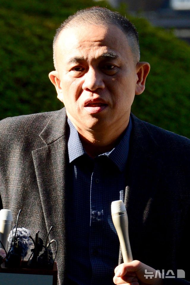 김건희 여사 공천 개입 의혹 핵심 당사자인 명태균 씨가 9일 오전 2차 검찰 조사를 받기 위해 경남 창원시 성산구 창원지방검찰청으로 출석해 취재진의 질문을 받고 있다. 2024.11.09. / 사진 = 뉴시스