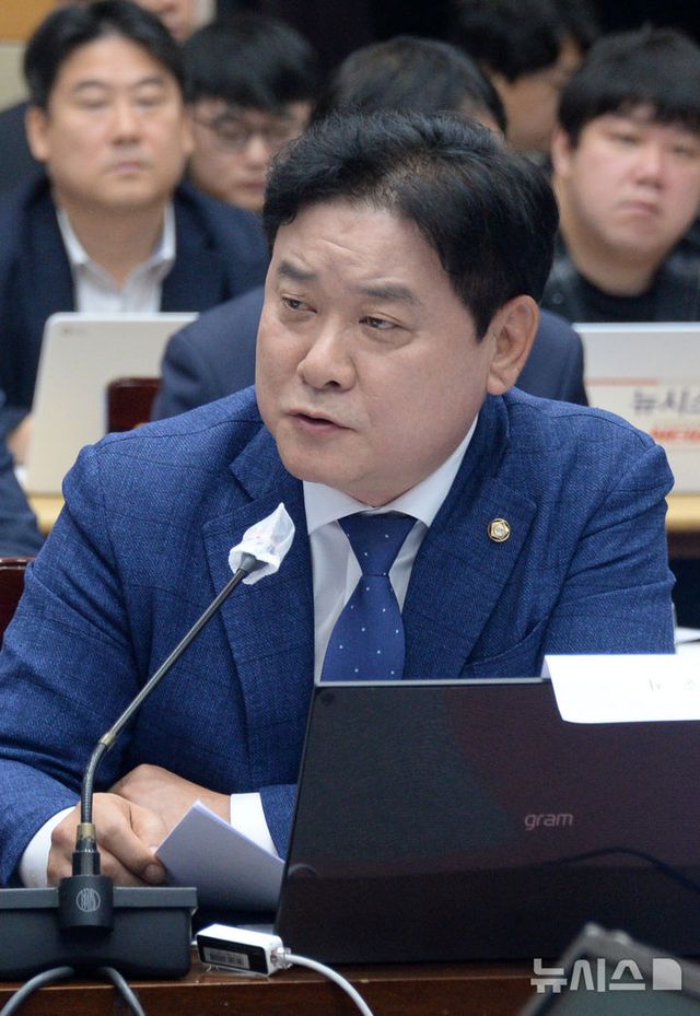 윤종군 더불어민주당 국회의원이 14일 전북 전주시 전북특별자치도청 대회의실에서 열린 '2024년 국회 국토교통위 국정감사'에 참석해 발언하고 있다. 2024.10.14. / 사진 = 뉴시스