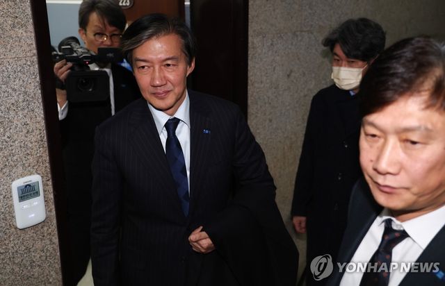 '자녀 입시 비리'와 '청와대 감찰 무마' 등 혐의로 대법원에서 징역 2년이 확정된 조국혁신당 조국 전 대표가 12일 오후 서울 여의도 국회 당 대표실을 떠나고 있다. 2024.12.12 / 사진 = 연합