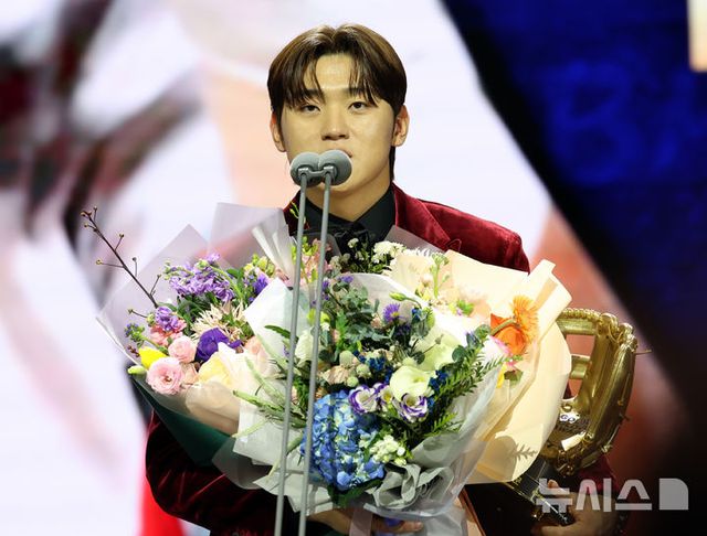 KIA 타이거즈 김도영이 13일 오후 서울 강남구 코엑스 오디토리움에서 열린 2024 KBO 골든글러브 시상식에서 3루수 부문 골든글러브를 수상한 후 소감을 전하고 있다. 2024.12.13. / 사진 = 뉴시스