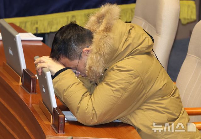 김상욱 국민의힘 의원이 14일 서울 여의도 국회에서 윤석열 대통령 탄핵소추안을 안건으로 열린 제419회 국회(임시회) 제4차 본회의에서 탄핵안 개표 중 머리를 앞으로 기대고 있다. 2024.12.14. / 사진 = 뉴시스