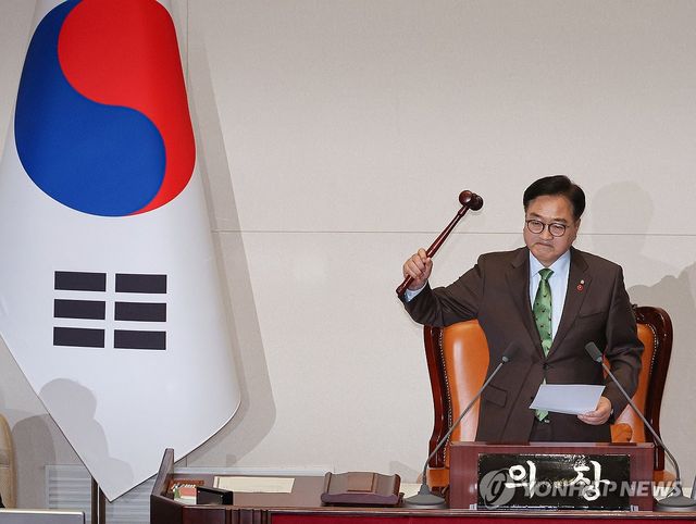 우원식 국회의장이 14일 오후 국회 본회의에서 윤석열 대통령 탄핵소추안을 가결하고 있다. 2024.12.14 / 사진 = 연합뉴스