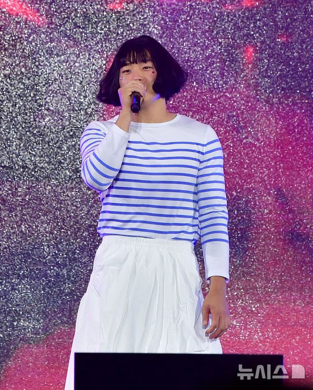 30일 오후 광주 서구 김대중컨벤션센터에서 열린 'KIA 타이거즈 V12 팬 페스트'에서 김도영이 뉴진스 '하니' 분장으로 일본어로 '푸른 산호초'를 부르며 장기자랑을 선보이고 있다. 2024.11.30. / 사진 = 뉴시스