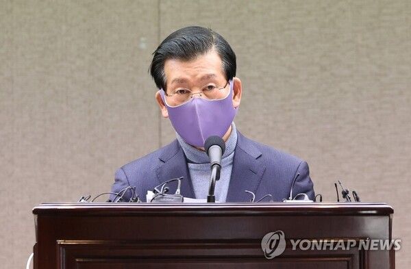 '굿바이 이재명' 저자 장영하 변호사가 12일 중구 프레스센터에서 더불어민주당 이재명 대선후보 관련 자료를 보여주며 기자회견을 하고 있다. 2022.1.12 / 사진 = 연합