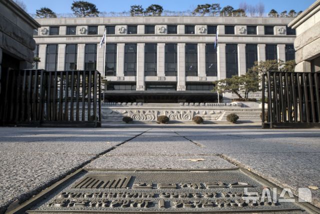 헌법재판소는 16일 오전 첫 재판관 회의를 열고 윤석열 대통령에 대한 본격적인 탄핵심판절차에 돌입한다. 문형배 헌재소장 권한대행은 재판관 회의를 열고 심판준비기일과 증거조사 절차 등을 결정한다. 사진은 16일 서울 종로구 헌법재판소, 2024.12.16. / 사진 = 뉴시스