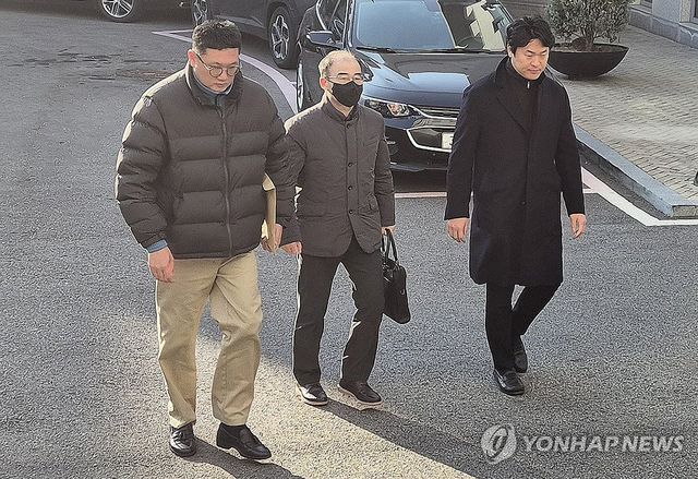 12·3 비상계엄 사태 당시 707 특수임무단 등 휘하 부대를 국회에 투입한 곽종근 육군 특수전사령관이 16일 오전 서울 중앙지역군사법원에서 영장실질심사에 출석하기 위해 법정으로 향하고 있다. 2024.12.16 / 사진 = 연합뉴스