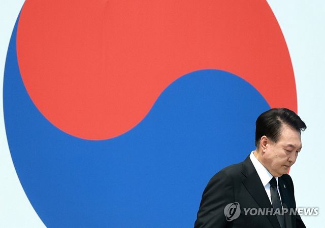 윤석열 대통령에 대한 탄핵소추안이 14일 국회 본회의를 통과했다. 탄핵안이 통과되면서 국정운영은 권한대행 체제로 전환된다.사진은 지난 6월 6일 현충일 추념사 뒤 연단에서 내려오는 윤 대통령 2024.12.14 [연합뉴스 자료사진]