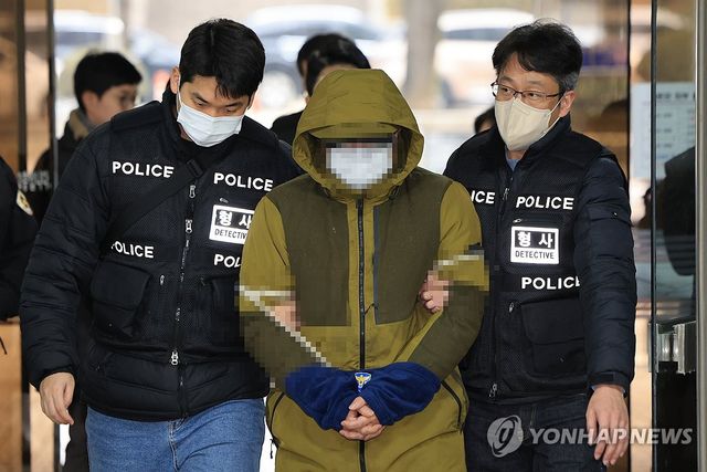 아내를 둔기로 때려 살해한 혐의(살인)를 받는 대형 로펌 출신 미국 변호사 A씨가 6일 오후 서초구 서울중앙지방법원에서 열린 구속 전 피의자 심문(영장실질심사)에 출석하고 있다. 2023.12.6 / 사진 = 연합뉴스