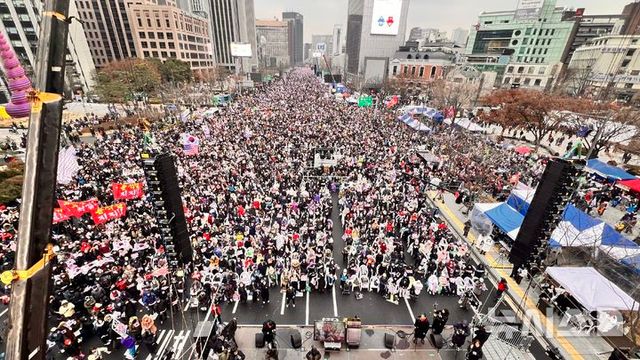 자유통일당, 대한민국바로세우기국민운동본부(대국본) 등 보수 성향 단체들이 21일 오후 광화문 광장 일대에서 '국민혁명대회'를 진행했다. (사진 = 대국본 제공) 2024.12.21. / 사진 = 뉴시스