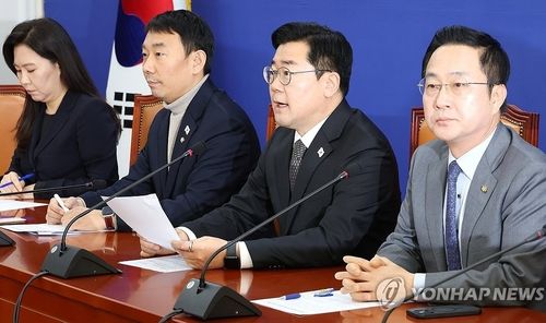 더불어민주당 박찬대 원내대표(왼쪽 세번째)가 22일 오전 국회에서 열린 기자간담회에서 발언하고 있다. 2024.12.22 / 사진 = 연합뉴스