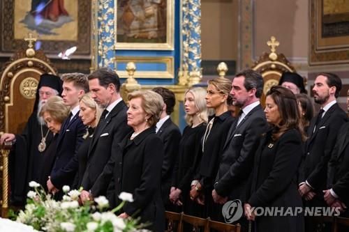 지난해 2월 18일 그리스 전 국왕 콘스탄티누스 2세 추모식에 참석한 유족들[EPA 연합뉴스 자료사진. 재배포 및 DB 금지] / 사진 = 연합뉴스