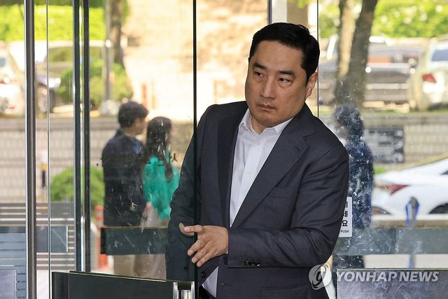 조국혁신당 조국 대표의 딸 조민 씨가 포르쉐 자동차를 탄다고 주장해 명예훼손 혐의로 기소된 강용석 변호사가 23일 오전 서초구 서울고등법원에서 열린 2심 선고 공판에 출석하고 있다. 2024.4.23 / 사진 = 연합뉴스