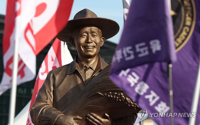 23일 오후 동대구역 광장에 설치된 박정희 동상. / 사진 = 연합뉴스
