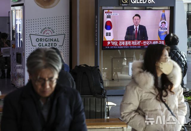 윤석열 대통령이 대국민담화를 발표한 12일 오전 서울 중구 서울역 대합실 TV화면에 관련 뉴스가 나오고 있다. 2024.12.12. / 사진 = 뉴시스