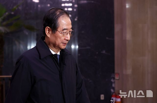 한덕수 국무총리가 27일 오후 국회 탄핵소추의결서를 송달받은 뒤 서울 종로구 정부서울청사를 나서고 있다. 이날 국회 본회의에서 한덕수 대통령 권한대행 국무총리 탄핵소추안이 가결됐다. 2024.12.27. / 사진 = 뉴시스