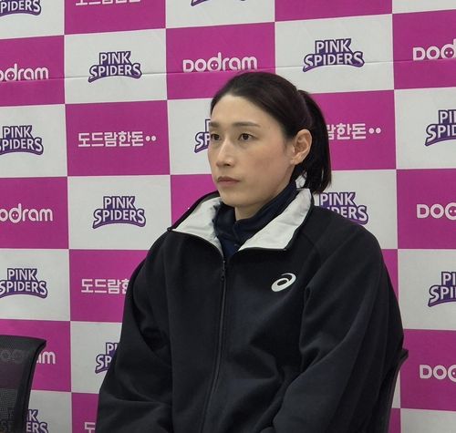 흥국생명 김연경이 28일 인천삼산월드체육관에서 열린 2024-2025 프로배구 V리그 여자부 GS칼텍스와 홈 경기를 마친 뒤 인터뷰하고 있다. 2024.12.28. / 사진 = 연합뉴스