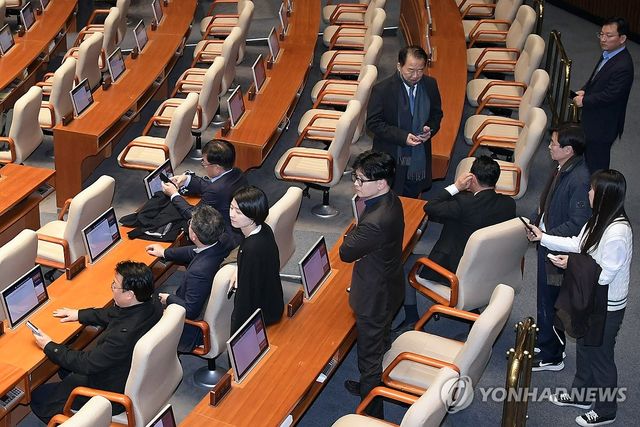 윤석열 대통령이 3일 밤 긴급성명을 통해 비상계엄을 선포한 가운데 4일 새벽 서울 여의도 국회 본회의장에 국민의힘 한동훈 대표가 의원들과 함께 자리하고 있다. 국회는 이날 본회의에서 여야 의원들이 참석한 가운데 비상계엄 해제 요구 결의안을 재석 190인, 찬성 190인으로 가결했다. 2024.12.4 / 사진 = 연합뉴스