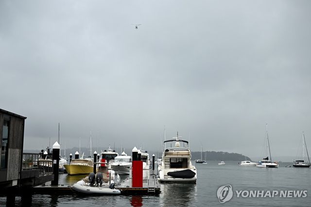 2024년 1월 30일(현지시간) 호주 시드니항 엘리자베스만 상공에 경찰 헬기 한 대가 순찰하고 있다. 전날 엘리자베스만에서는 20대 여성이 수영을 하던 중 상어에게 오른쪽 다리를 물렸다. [EPA 연합뉴스 자료사진. 재판매 및 DB 금지]