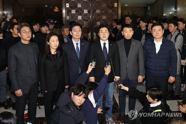 윤석열 대통령이 3일 저녁 비상계엄을 선포한 가운데 4일 밤 더불어민주당 박찬대 원내대표가 계엄 해제 요구 결의안 가결 뒤 공식 브리핑을 하고 있다. 2024.12.4 / 사진 = 연합뉴스