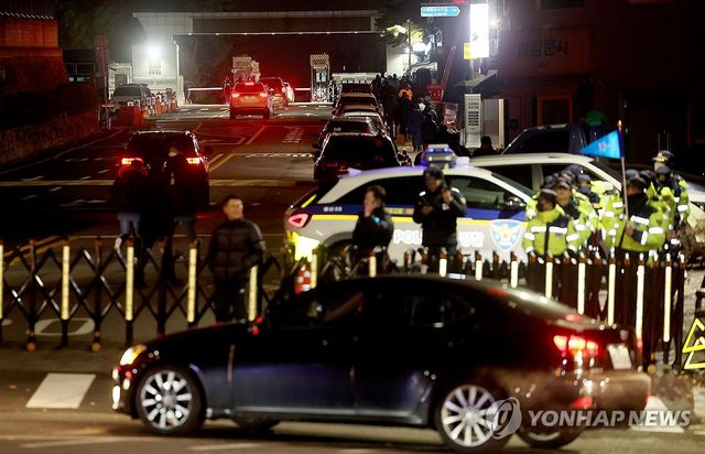 비상 계엄이 선포된 3일 밤 서울 용산 대통령실·국방부 청사 입구 앞에 바리케이트가 설치된 가운데 차량들이 청사 입구로 향하고 있다. 2024.12.4 / 사진 = 연합뉴스