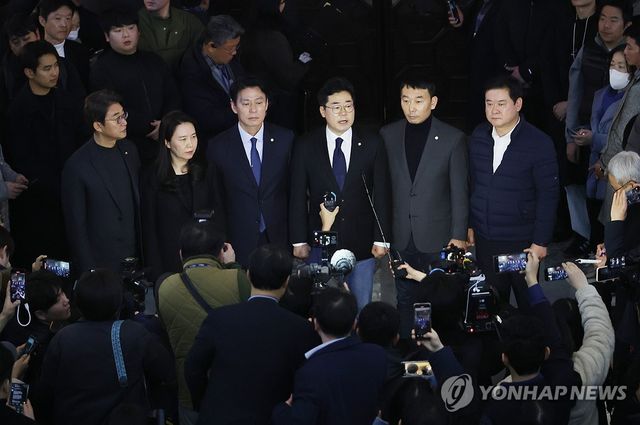 윤석열 대통령이 3일 저녁 비상계엄을 선포한 가운데 4일 새벽 더불어민주당 박찬대 원내대표가 계엄 해제 요구 결의안 가결 뒤 공식 브리핑을 하고 있다. 2024.12.4 / 사진 = 연합뉴스