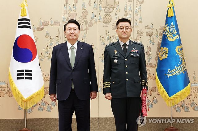 윤석열 대통령이 30일 서울 용산 대통령실 청사에서 열린 장성 진급·보직 신고 및 삼정검 수치 수여식에서 박안수 육군 참모총장에게 삼정검 수치를 수여한 뒤 기념촬영을 하고 있다. 2023.10.30 / 사진 = 연합뉴스