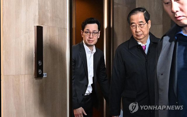 한덕수 국무총리가 4일 새벽 국회의 비상계엄 해제 요구 결의안 가결 후 서울 종로구 정부서울청사를 나서고 있다. 2024.12.4 [공동취재] / 사진 = 연합뉴스