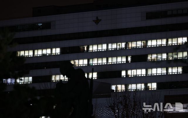 윤석열 대통령이 비상계엄령을 선포한 지난 3일 밤 서울 용산구 국방부 청사에 불이 켜져 있다. 2024.12.04. / 사진 = 뉴시스