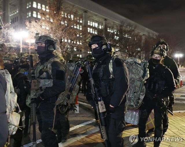 국회 본회의에서 비상계엄 해제를 의결한 4일 새벽 군 병력이 국회에서 철수하고 있다. 2024.12.4 / 사진 = 연합뉴스
