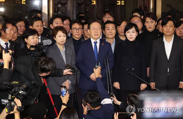 윤석열 대통령이 3일 밤 긴급성명을 통해 비상계엄을 선포한 가운데 4일 새벽 서울 영등포구 여의도 국회에서 비상계엄 해제요구 결의안 통과 후 더불어민주당 이재명 대표가 입장을 밝히고 있다. 2024.12.4 / 사진 = 연합뉴스