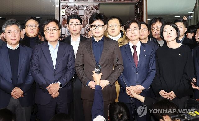 윤석열 대통령이 3일 밤 긴급성명을 통해 비상계엄을 선포한 가운데 4일 새벽 서울 영등포구 여의도 국회에서 국민의힘 한동훈 대표가 입장을 밝히고 있다. 2024.12.4 / 사진 = 연합뉴스