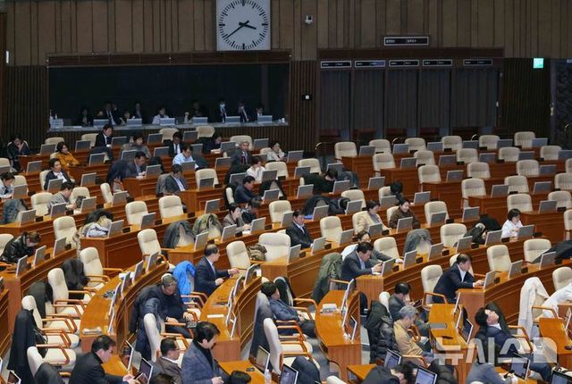 윤석열 대통령이 긴급 대국민 담화를 통해 비상계엄령을 발표한 가운데 4일 새벽 서울 여의도 국회에서 열린 본회의에서 비상계엄 해제요구안이 가결된 후 야당 의원들이 의석을 지키고 있다. 2024.12.04. / 사진 = 뉴시스