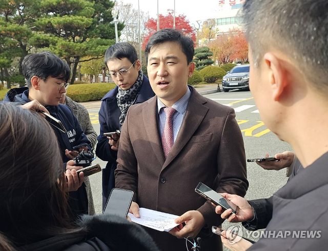 명태균 씨가 옥중에서 '윤석열 대통령께 올리는 글'을 적어 명씨 변호인에게 전달한 5일 명씨 변호인이 취재진에게 그 내용을 공개하고 있다. 2024.12.5 / 사진 = 연합뉴스