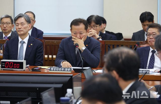 이상민 행정안전부 장관이 5일 서울 여의도 국회에서 열린 행정안전위원회의 비상계엄 관련 긴급 현안질의에서 생각에 잠겨 있다. 2024.12.05. / 사진 = 뉴시스