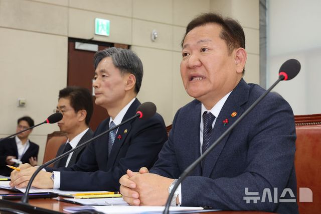 5일 오전 서울 여의도 국회에서 열린 행정안전위원회 전체회의 비상계엄 관련 긴급 현안질의에서 이상민 행정안전부 장관이 의원질의에 답하고 있다. 2024.12.05 / 사진 = 뉴시스