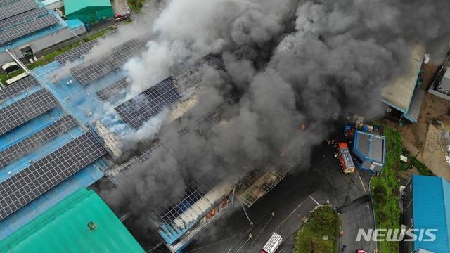 8일 낮 12시 충북 청주시 청원구 오창읍 한 플라스틱 제조 공장에서 불이났다. 소방당국은 대응 2단계를 발령하고 화재를 진화 중이다. (사진= 청주동부소방서 제공) 2024.07.08.&nbsp; *재판매 및 DB 금지 / 사진 = 뉴시스