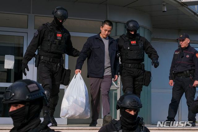 [포드고리차=AP/뉴시스]몬테네그로 법원이 암호화폐 '테라·루나' 폭락 사태 핵심 인물인 테라폼랩스 전 대표 권도형(32)씨를 한국으로 인도하기로 결정했다. 사진은 권씨가 지난 3월23일(현지시각) 몬테네그로 포드고리차의 경찰청에서 조사를 받은 후 경찰관에게 이끌려 나오는 모습. 2024.08.02. / 사진 = 뉴시스