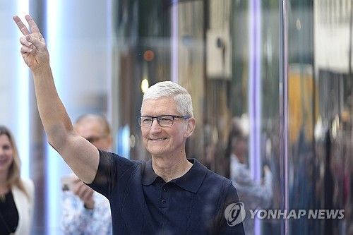 아이폰16 출시를 기념하는 팀쿡 애플 최고경영자(CEO)[뉴욕 AP=연합뉴스] / 사진 = 연합뉴스