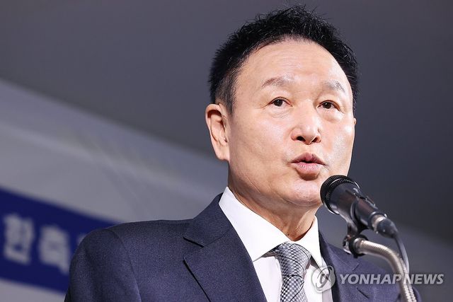 제55대 대한축구협회장 선거에 출마한 허정무 후보가 3일 서울 종로구 축구회관에서 열린 기자회견에서 질문에 답하고 있다. 2025.1.3 / 사진 = 연합뉴스