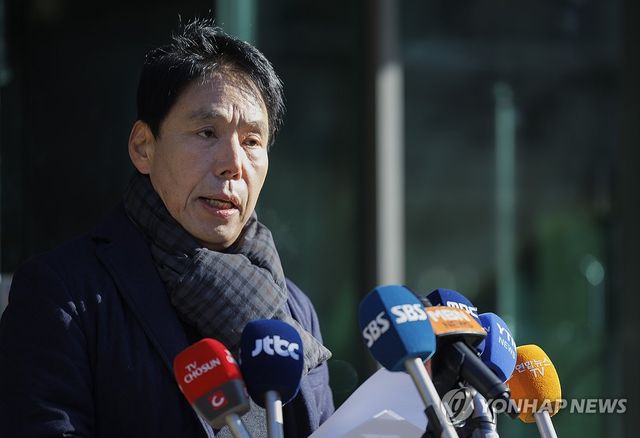 제55대 대한축구협회 회장 선거에 출마한 신문선 명지대 기록정보과학전문대학원 스포츠기록분석학과 초빙교수가 10일 오전 서울 종로구 축구회관 현관에서 법원 가처분으로 중지된 축구협회장 선거와 관련한 입장을 밝히고 있다. 2025.1.10 / 사진 = 연합뉴스