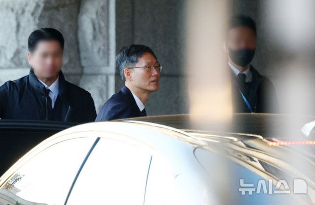 문형배 헌법재판소장 권한대행이 지난 7일 서울 종로구 헌법재판소로 출근하고 있다. 2025.01.07. / 사진 = 뉴시스